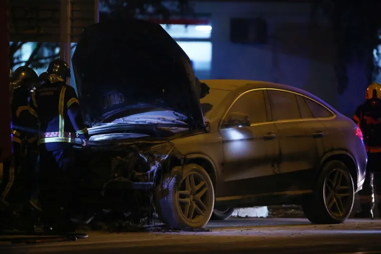 Večernja drama na Prisavlju: Zapalio se mercedes, intervenirali vatrogasci i policija