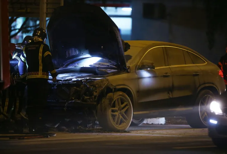 Večernja drama na Prisavlju: Zapalio se mercedes, intervenirali vatrogasci i policija