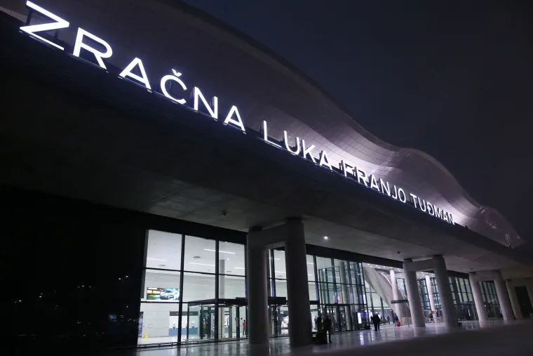 Policija ispred zračne luke čeka avion u kojemu je Ivica Todorić