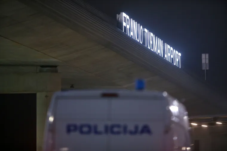 Policija ispred zračne luke čeka avion u kojemu je Ivica Todorić