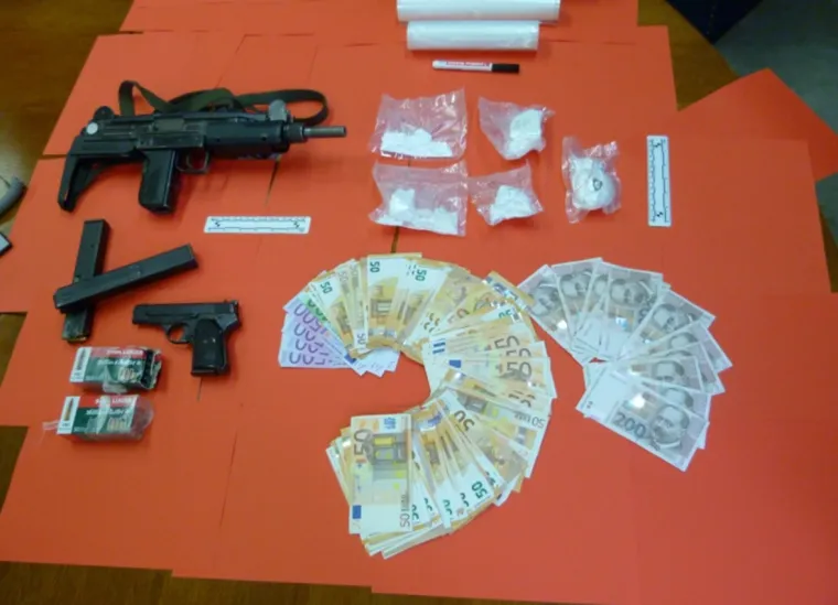 Zadarski policajci uhitili su u ponedjeljak na zadarskom području s vi&scaron;e od 230 grama kokaina 53-godi&scaron;njeg  J. G., zvanog &Scaron;iptar, koji je zbog ubojstva policajca 1998. odslužio zatvorsku kaznu u trajanju od 17 godina