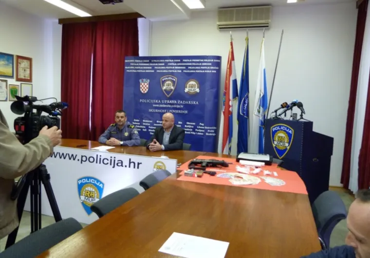 Zadarski policajci uhitili su u ponedjeljak na zadarskom području s vi&scaron;e od 230 grama kokaina 53-godi&scaron;njeg  J. G., zvanog &Scaron;iptar, koji je zbog ubojstva policajca 1998. odslužio zatvorsku kaznu u trajanju od 17 godina