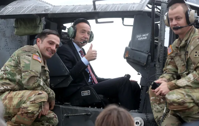 Radi se o helikopterima koji su dio veće skupine od ukupno 20 helikoptera tipa AH-64 Apache, CH-47 Chinook i UH-60 Blackhawk iz sastava 4. brigade borbenog zrakoplovstva SAD-a.