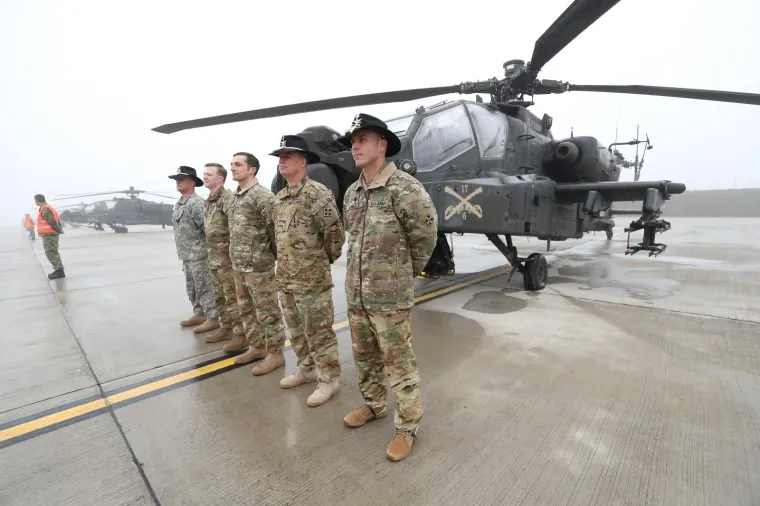 Zamjenik zapovjednika i načelnik stožera Hrvatskog ratnog zrakoplovstva brigadir Michael Križanec ukratko je iznio karakteristike helikoptera AH-64 Apache.