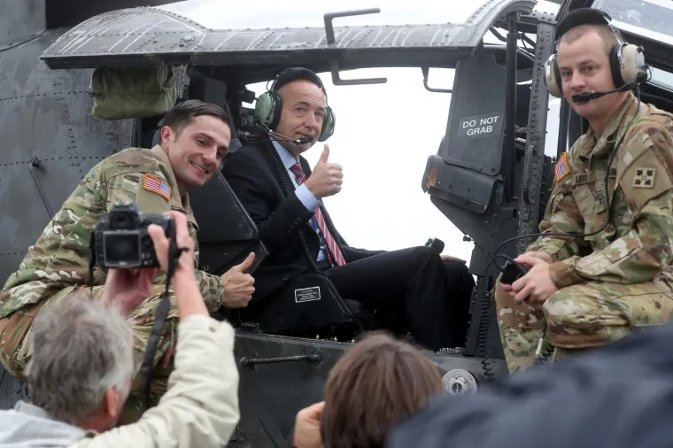 Krstičević je podsjetio da je Hrvatska uvela u uporabu helikoptere Kiowa Warrior američke proizvodnje, a od 2020. u uporabu će ući prva dva helikoptera Blackhawk koje su SAD donirale Hrvatskoj.