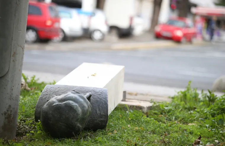 Rano jutros  u Splitu, u parku na Bačvicama, muška osoba iz ležišta je izvalila spomenik Radi Končaru zajedno s postoljem