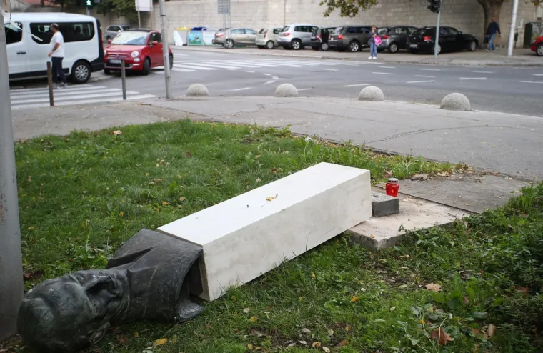 Rano jutros  u Splitu, u parku na Bačvicama, muška osoba iz ležišta je izvalila spomenik Radi Končaru zajedno s postoljem