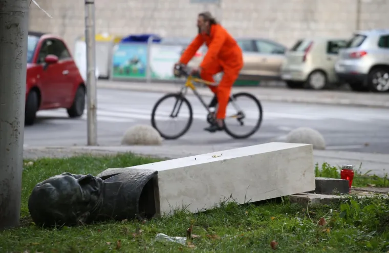 Rano jutros  u Splitu, u parku na Bačvicama, muška osoba iz ležišta je izvalila spomenik Radi Končaru zajedno s postoljem