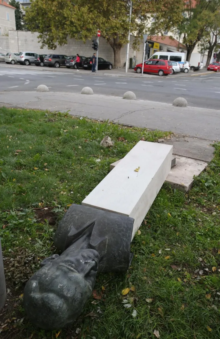 Rano jutros  u Splitu, u parku na Bačvicama, muška osoba iz ležišta je izvalila spomenik Radi Končaru zajedno s postoljem