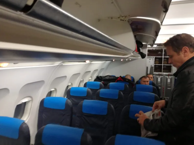 Fotografije iz aviona: Todorić sjedi na kraju, okružen je policajcima