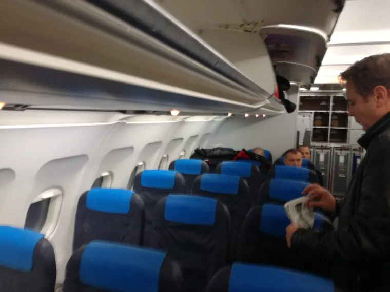 Fotografije iz aviona: Todorić sjedi na kraju, okružen je policajcima