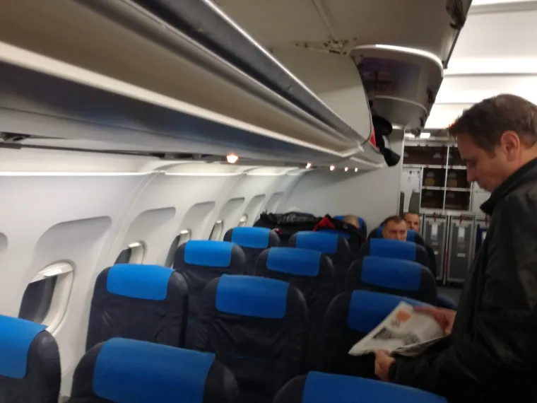 Fotografije iz aviona: Todorić sjedi na kraju, okružen je policajcima