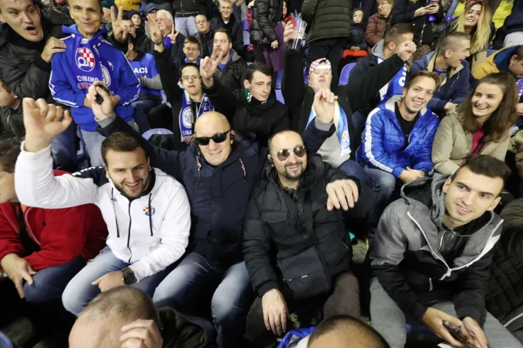 OSJETITE DA&Scaron;AK ATMOSFERE S MAKSIMIRA: Navijači su okupirali tribine, njihovo raspoloženje ne može pokvariti niti gusta magla