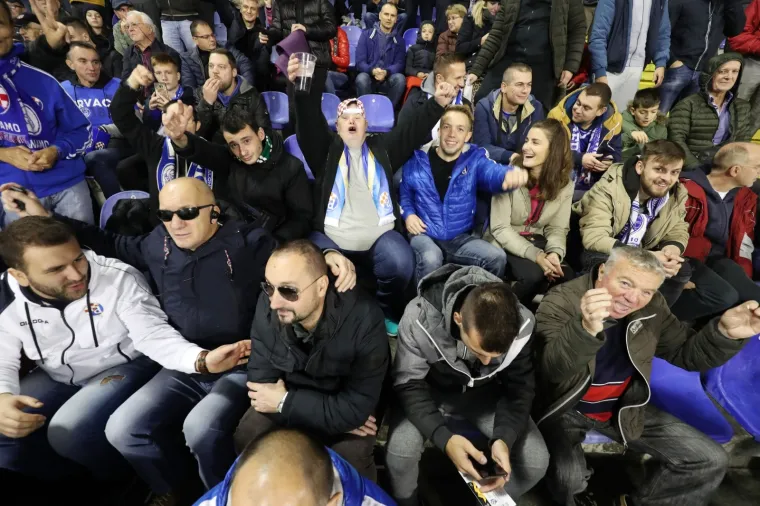 OSJETITE DA&Scaron;AK ATMOSFERE S MAKSIMIRA: Navijači su okupirali tribine, njihovo raspoloženje ne može pokvariti niti gusta magla