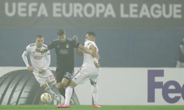 Dinamo je u lovu na europsko proljeće, a to znači samo jedno &ndash; krcate tribine stadiona Maksimir koje očekuju prekid prokletstva dugog 48 godina. Hrvatski prvak igra protiv Spartaka iz Trnave u ne ba&scaron; idealnim uvjetima. Magla, naime, kvari vidljivost, ali ne smeta navijačima koji pjesmom bodre maksimirsku momčad do dobrog rezultata i u ovoj utakmici Europske lige.