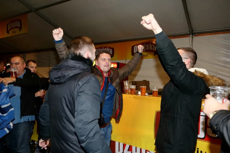 Navijači u fan zoni prate utakmicu Dinama i Spartak Trnave na velikom video zidu.   Za sve navijače koji nisu uspjeli kupiti ulaznicu za utakmicu 4. kola Europske lige između Dinama i Spartak Trnave, organizirana je fan zona na križanju Maksimirske ceste i Svetica gdje su navijači na velikom video zidu pratili prijenos utakmice.