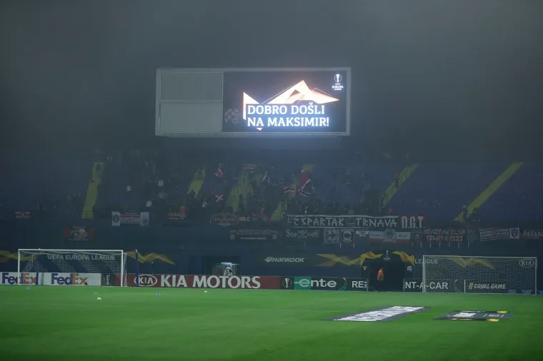 MAGLA ZAPRIJETILA SPEKTAKLU NA MAKSIMIRU: Ovako izgleda travnjak uoči početka povijesne utakmice