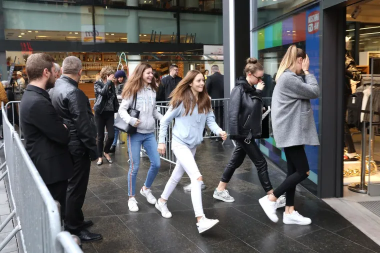 Gužva ispred H&amp;M-a na Cvjetnom trgu