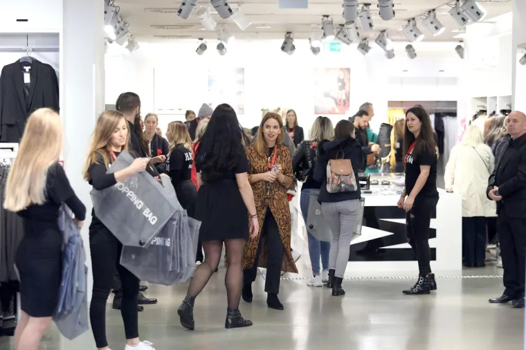 Gužva ispred H&amp;M-a na Cvjetnom trgu
