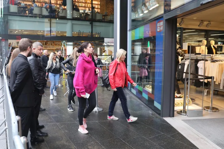 Gužva ispred H&amp;M-a na Cvjetnom trgu