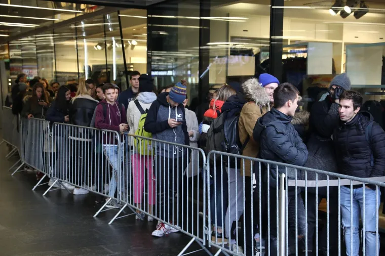 Gužva ispred H&amp;M-a na Cvjetnom trgu