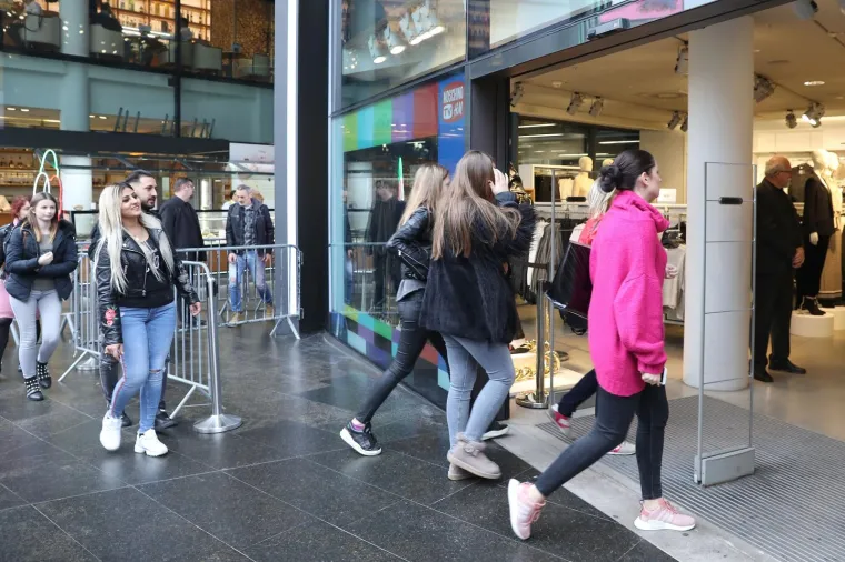 Gužva ispred H&amp;M-a na Cvjetnom trgu