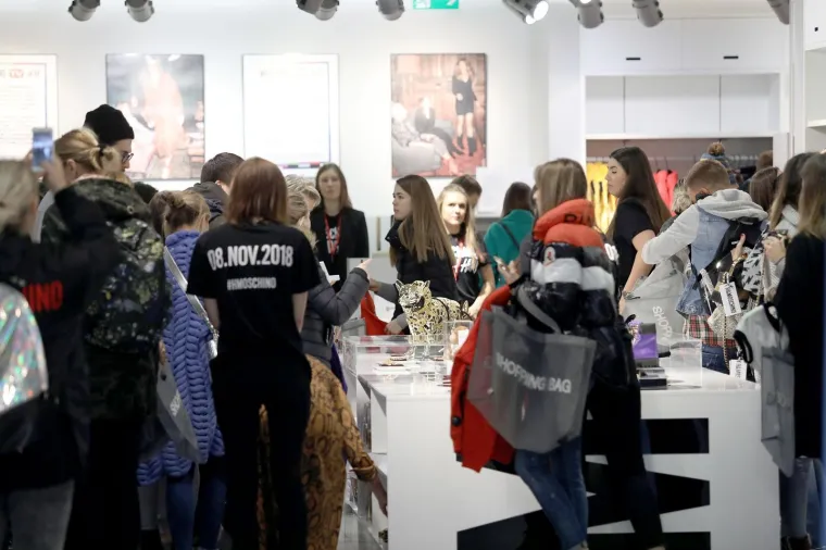 Gužva ispred H&amp;M-a na Cvjetnom trgu