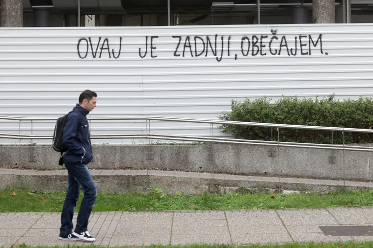 Netko uporno pi&scaron;e grafite po Zagrebu i to radi nepismeno i smije&scaron;no