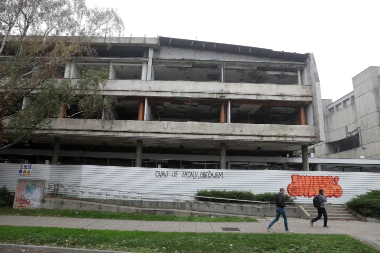 Netko uporno pi&scaron;e grafite po Zagrebu i to radi nepismeno i smije&scaron;no