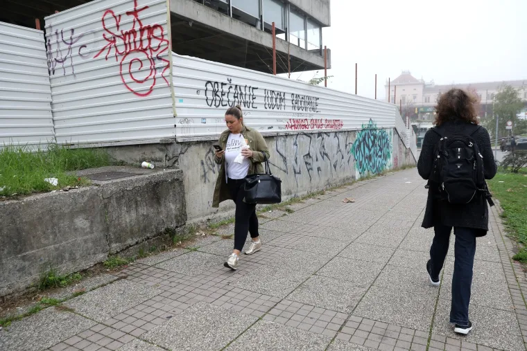 Netko uporno pi&scaron;e grafite po Zagrebu i to radi nepismeno i smije&scaron;no