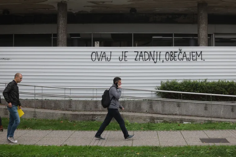 Netko uporno pi&scaron;e grafite po Zagrebu i to radi nepismeno i smije&scaron;no