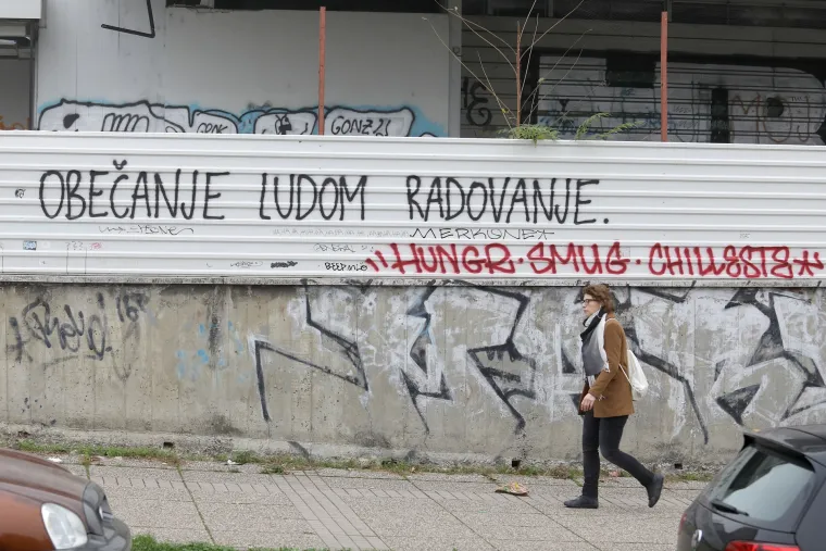 Netko uporno pi&scaron;e grafite po Zagrebu i to radi nepismeno i smije&scaron;no