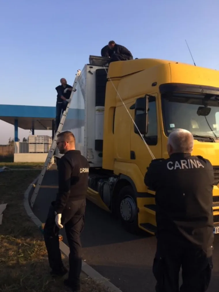 Policija je na graničnom prijelazu Tovarnik u improviziranom krovu hladnjače teretnjaka pronašla 280 kilograma marihuane