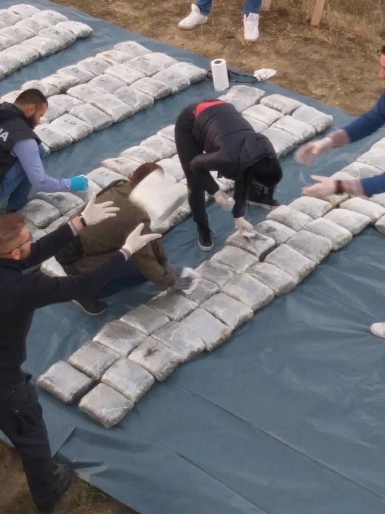 RIJETKO VIĐENI PRIZORI S GRANICE: Evo kako to izgleda kad policija pronađe stotine kilograma skrivene droge