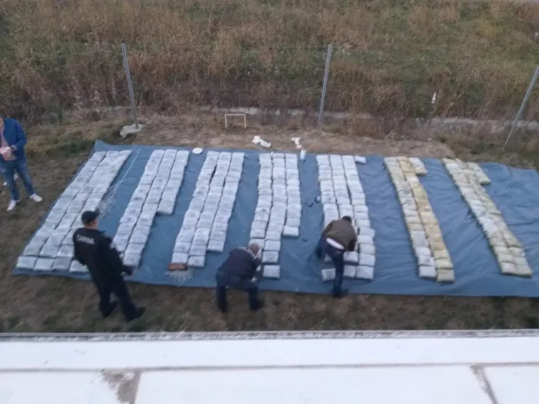 RIJETKO VIĐENI PRIZORI S GRANICE: Evo kako to izgleda kad policija pronađe stotine kilograma skrivene droge