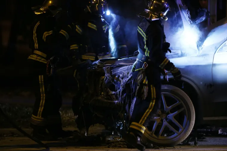 U ZAGREBU ZAPALJEN LUKSUZNI MERCEDES OSUĐIVANOM PODUZETNIKU: Motiv je nepoznat