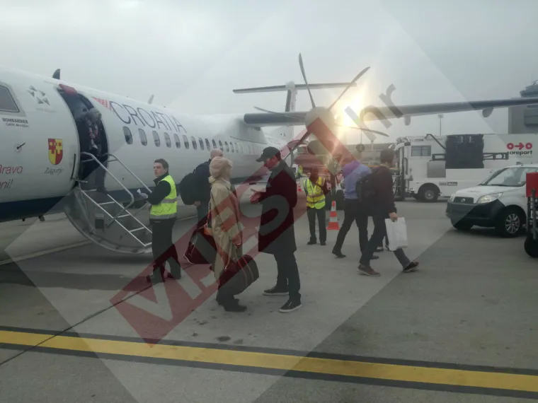 Ivan Todorić je ekonomskom klasom putovao u Zurich gdje smo ga snimili na pisti zračne luke.