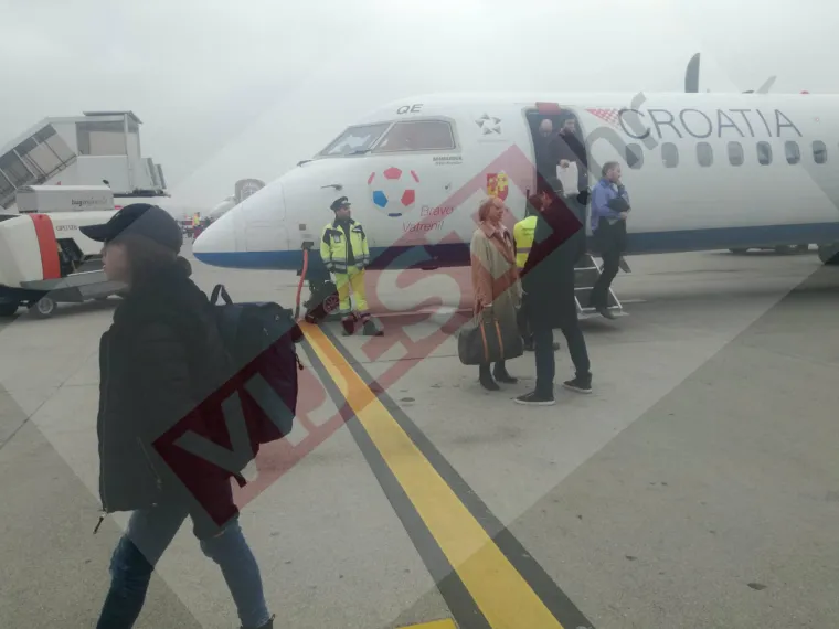 Ivan Todorić je ekonomskom klasom putovao u Zurich gdje smo ga snimili na pisti zračne luke.