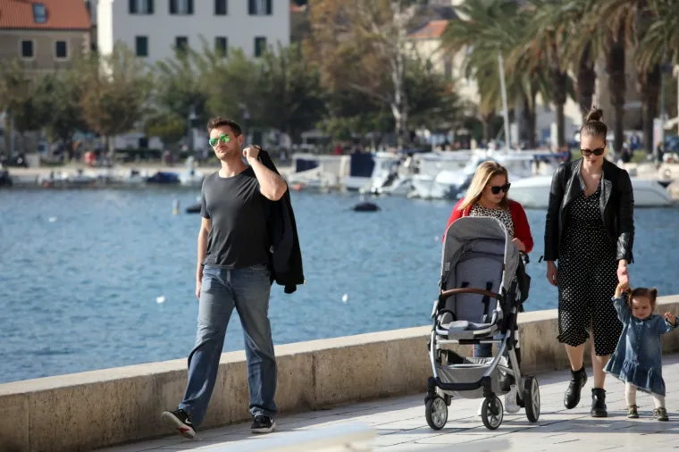 Sunčanu subotu turisti i građani iskoristili za &scaron;etnju splitskom rivom 
Photo: Miranda Cikotic/PIXSELL