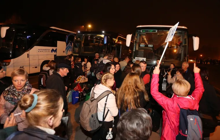 Ukupno 2300 HDZ-ovaca u 18 punih autobusa noćas je iz Karlovca krenulo na duhovnu obnovu u Međugorje. Putem su im se pridružili i stranački hodočasnici iz drugih gradskih i općinskih organizacija HDZ-a.