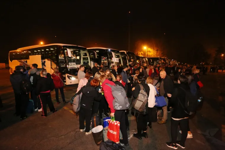 Ukupno 2300 HDZ-ovaca u 18 punih autobusa noćas je iz Karlovca krenulo na duhovnu obnovu u Međugorje. Putem su im se pridružili i stranački hodočasnici iz drugih gradskih i općinskih organizacija HDZ-a.