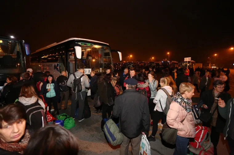 Ukupno 2300 HDZ-ovaca u 18 punih autobusa noćas je iz Karlovca krenulo na duhovnu obnovu u Međugorje. Putem su im se pridružili i stranački hodočasnici iz drugih gradskih i općinskih organizacija HDZ-a.