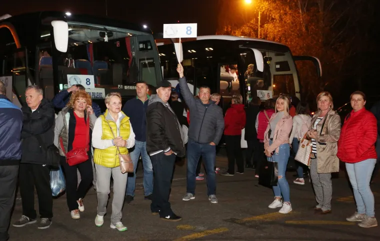 Ukupno 2300 HDZ-ovaca u 18 punih autobusa noćas je iz Karlovca krenulo na duhovnu obnovu u Međugorje. Putem su im se pridružili i stranački hodočasnici iz drugih gradskih i općinskih organizacija HDZ-a.