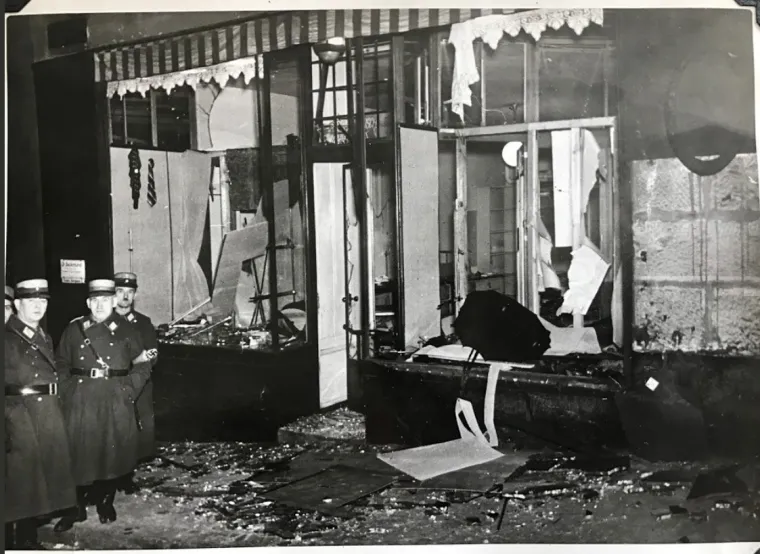 Razbijeno staklo izloga tih radnji i trgovina asociralo je na polomljeni kristal pa je i to jedno od mogućih tumačenja naziva Kristalna noć. Drugo, nacističko tumačenje polazilo je od toga da je to nasilje nad Židovima bilo ne&scaron;to "blistavo" poput kristala.