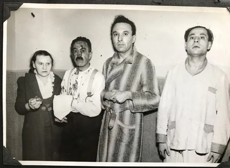 Na prvih nekoliko stranica albuma fotografije su na kojiam nacisti pretražuju domove Židova. Ljudi su u pidžamama i spavaćicama, upla&scaron;eni, a neki i krvare.