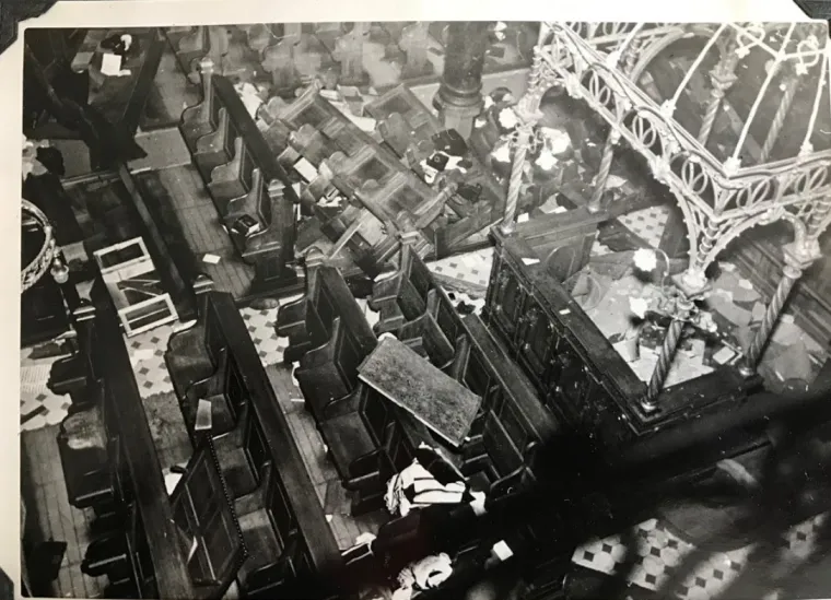 Nacisti su ulazili u sinagoge preturajući u njima sve &scaron;to bi zatekli. Elisheva Avital pi&scaron;e kako se na ovoj fotografiji iz albuma njezinog djeda posvuda vide razbacani molitveni &scaron;alovi.