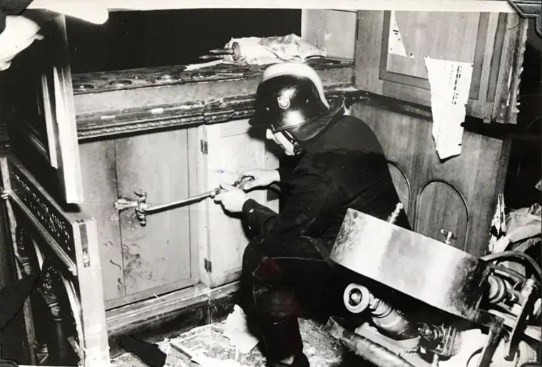 "Tada su razvalili i svetu arku iz koje su ukrali srebro i Toru koju su spalili. U ovom trenutku osjećam da mi suze naviru u oči", napisala je a Tweitteru uz ovu fotografiju Elishev Avital.