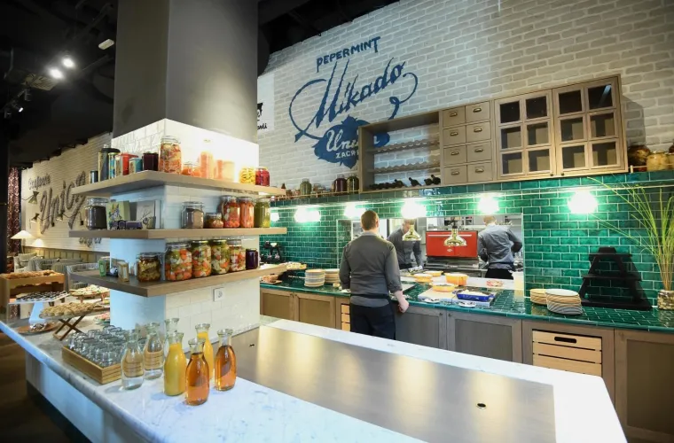 - Hotel Canopy by Hilton, investicija Zagreb City hotelsa vrijedna 8 milijuna eura, otvoren je u ponedjeljak u Zagrebu, a tom je prilikom ministar turizma Gari Cappelli najavio da će u hrvatski turizam u 2019. biti uloženo novih 1,05 milijardi eura, nakon ovogodi&scaron;njih 940 milijuna.