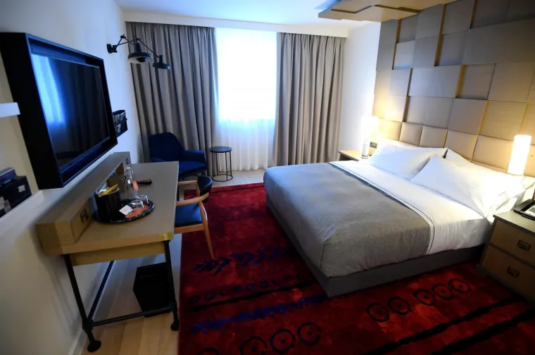 - Hotel Canopy by Hilton, investicija Zagreb City hotelsa vrijedna 8 milijuna eura, otvoren je u ponedjeljak u Zagrebu, a tom je prilikom ministar turizma Gari Cappelli najavio da će u hrvatski turizam u 2019. biti uloženo novih 1,05 milijardi eura, nakon ovogodi&scaron;njih 940 milijuna.