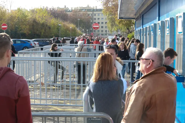 NAVIJAČKA EUFORIJA U ZAGREBU: Svi žele na &Scaron;panjolce, dvije tribine već su rasprodane, ogromni redovi na Maksimiru